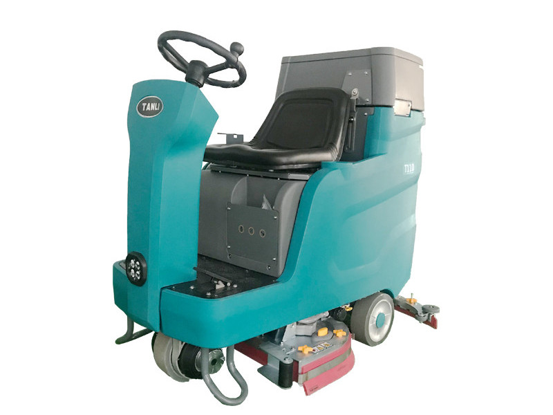 駕駛式洗地機(jī)省時(shí)又省力，值得推薦