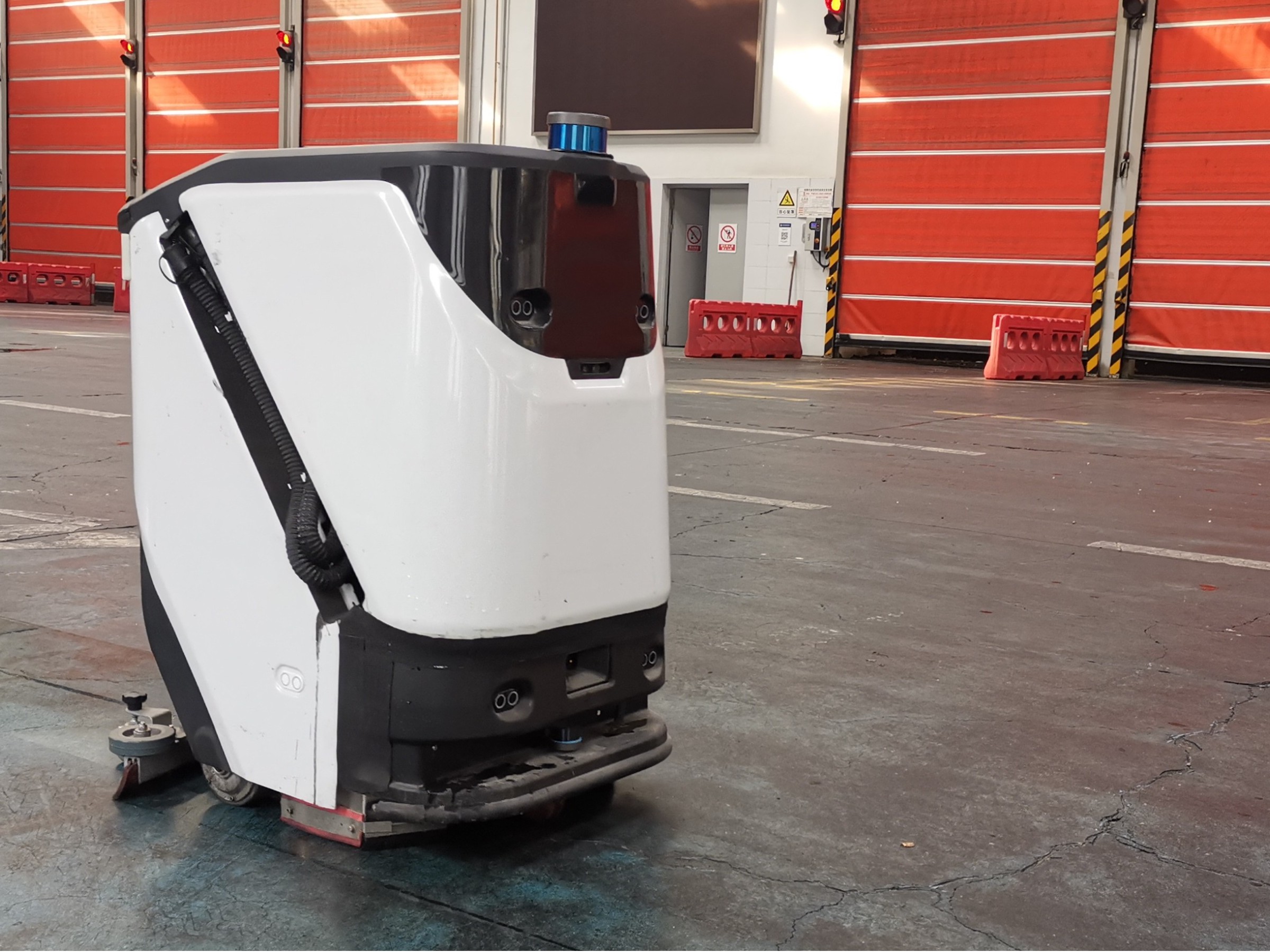 制造業(yè)老板必看：一臺(tái)洗地機(jī)，年省近20萬？保潔成本該這么算