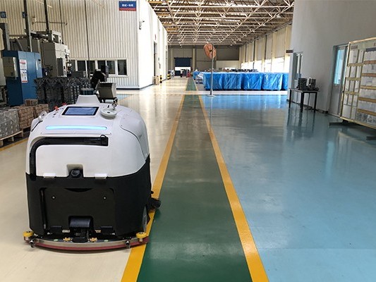 坦力工廠洗地機器人 46kg 壓強撕開油污防線