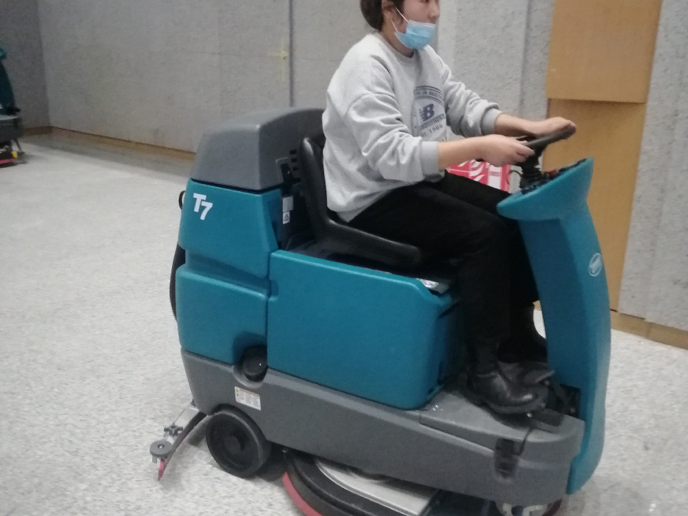 駕駛式洗地機，工廠車庫的清潔設備好選擇