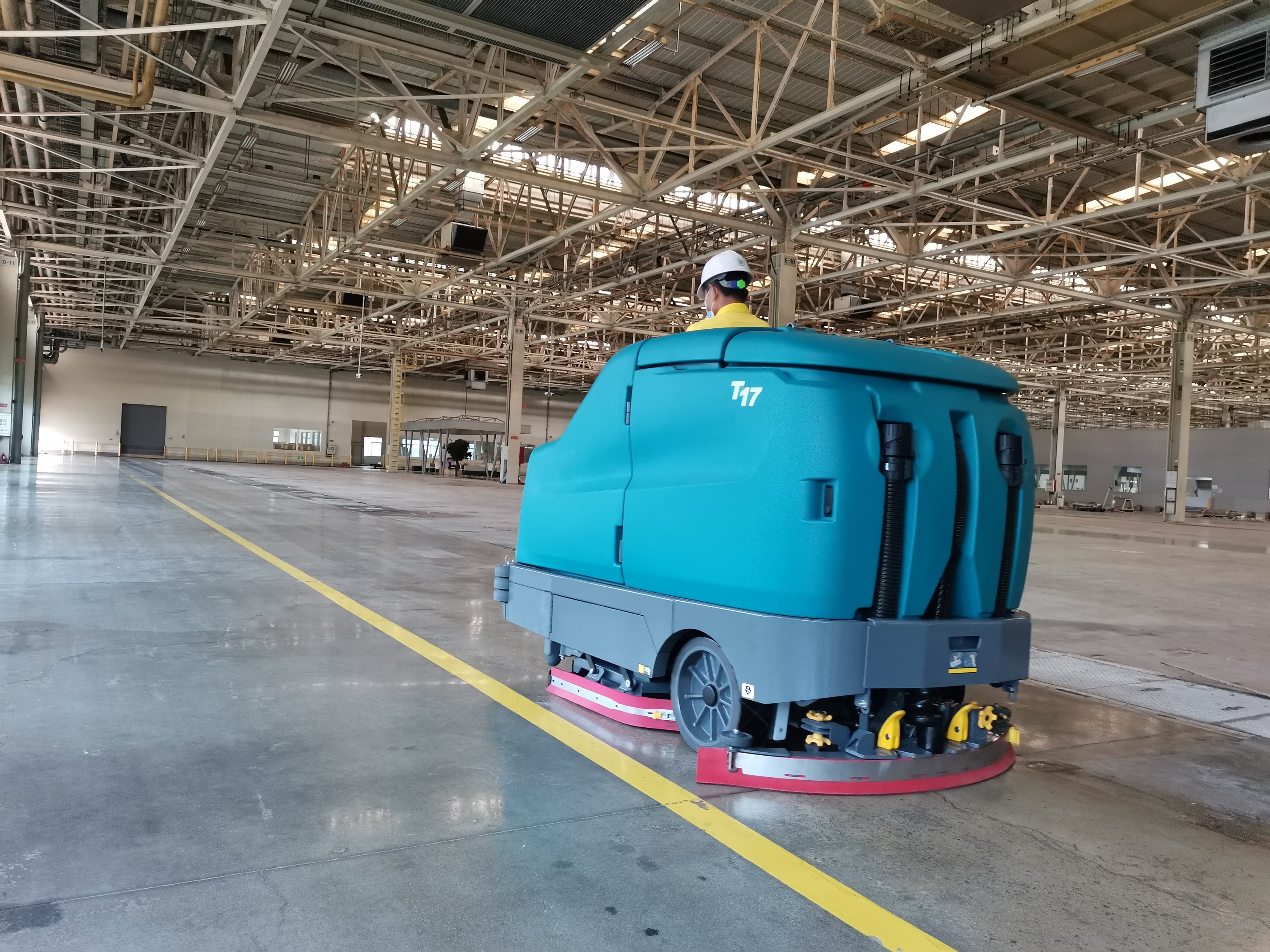 大型倉(cāng)庫(kù)都用哪種洗地機(jī)器？