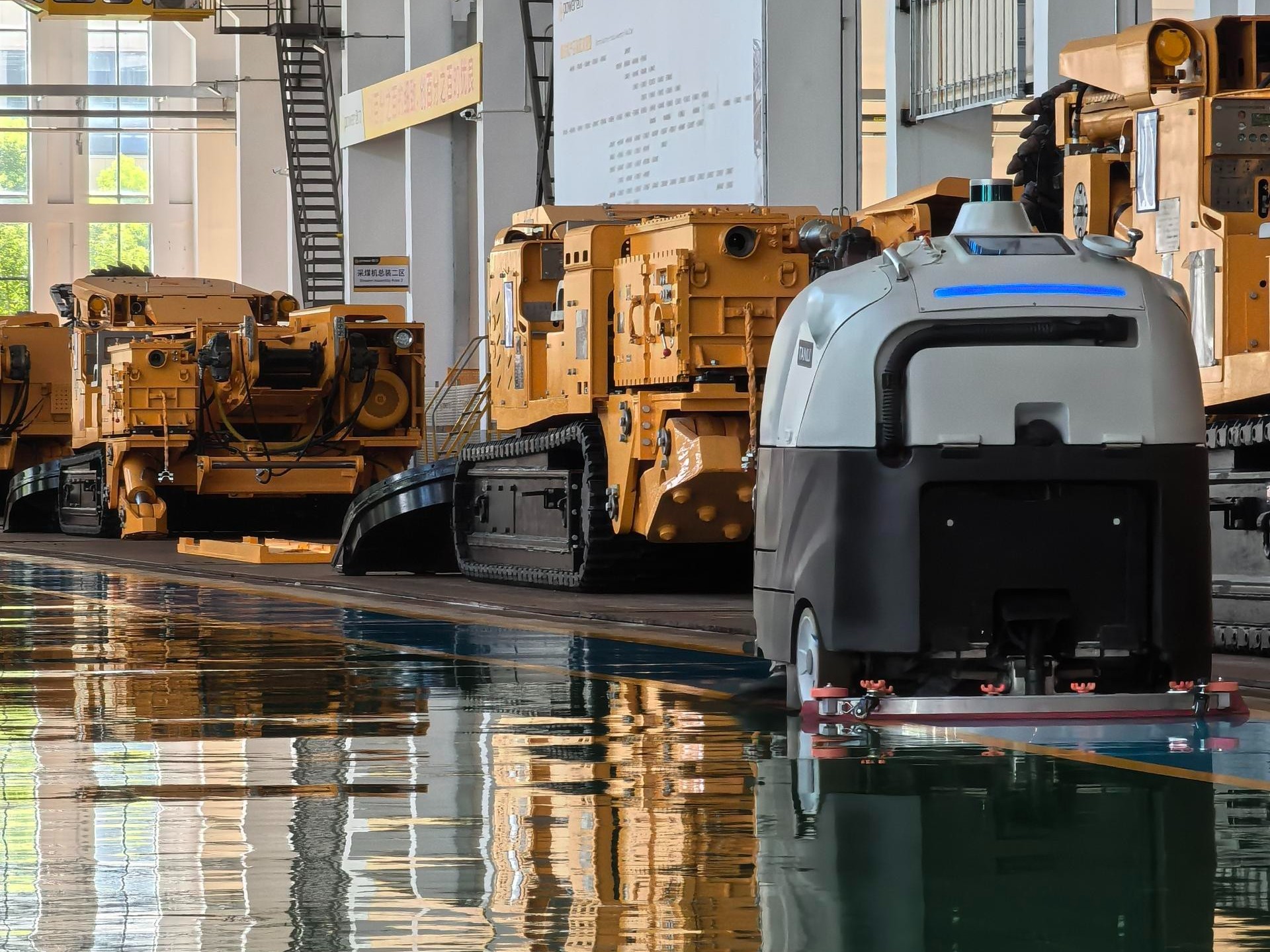 廣東黑燈工廠(chǎng)半夜無(wú)人打掃？坦力工業(yè)洗地機(jī)器人破解 “無(wú)人清潔” 困局