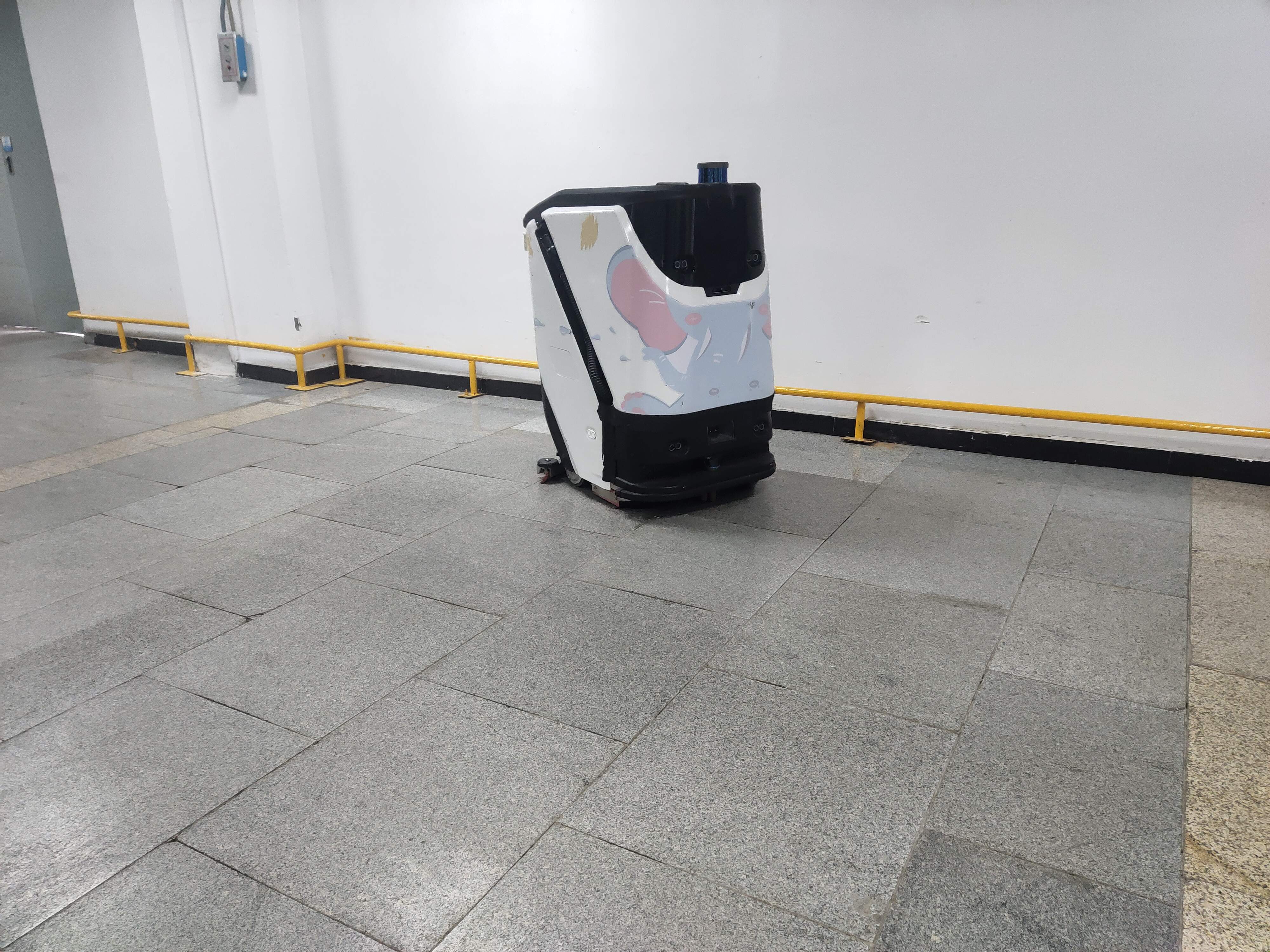 顛覆認(rèn)知！一臺(tái)工業(yè)洗地機(jī)器人，輕松搞定 3 萬(wàn)平車間地面清潔