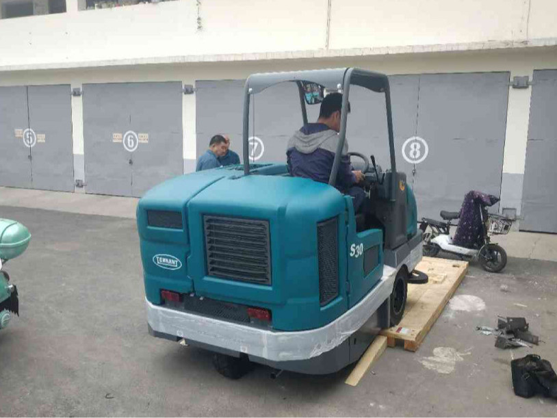 冬季猛降溫，環(huán)衛(wèi)掃地機(jī)要注意哪些問(wèn)題？