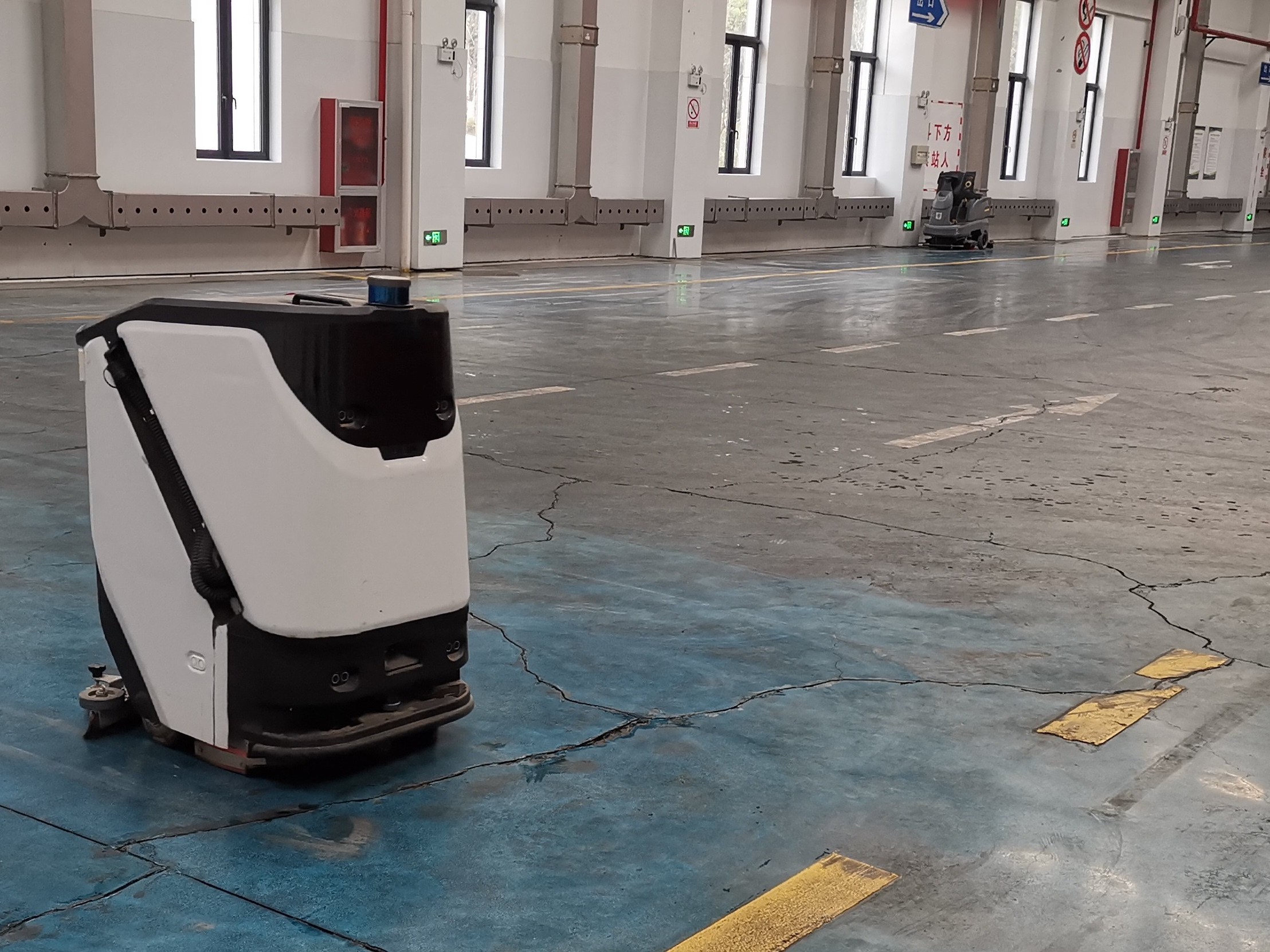 人工清潔費(fèi)時(shí)長，成本高？坦力工業(yè)洗地機(jī)器人死磕“高效替代”自動(dòng)巡航清掃油污粉塵，一人可管多機(jī)，大幅降低人力投入