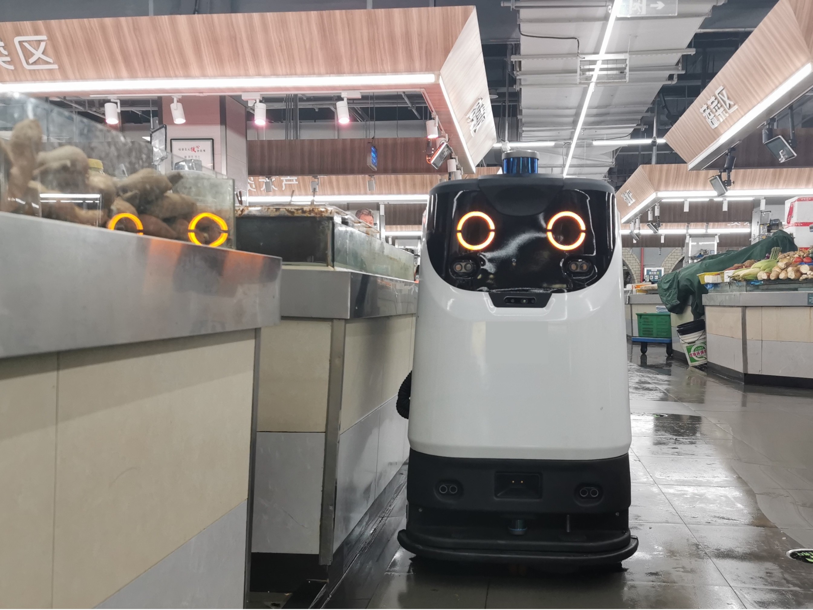 山東一商場車庫 “機器人保潔” 火出圈！90 后管理員：定時上崗、自主充電，全程不用人管