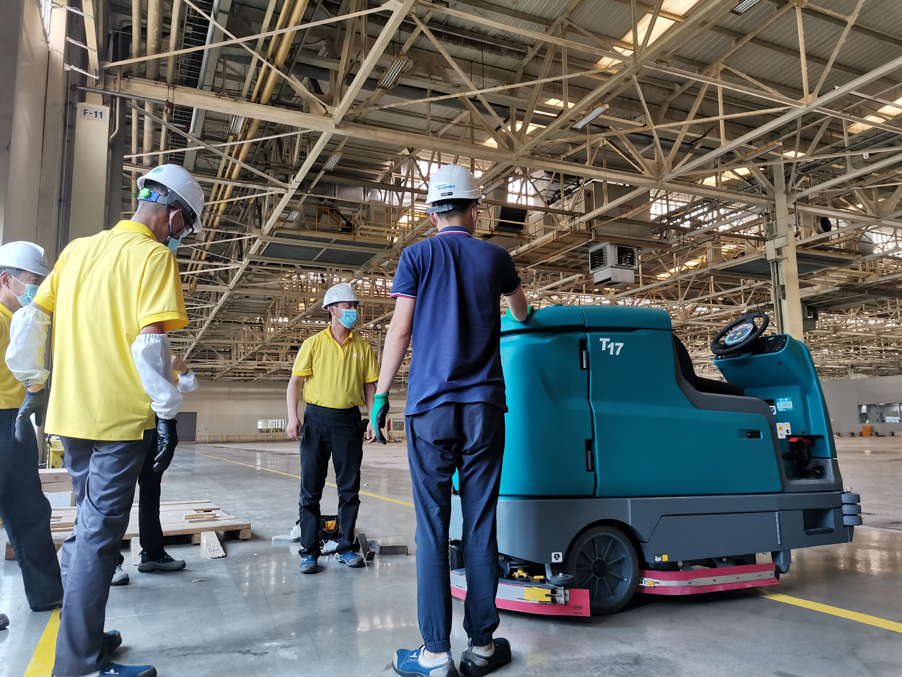 駕駛式洗地機(jī)使用方便嗎？