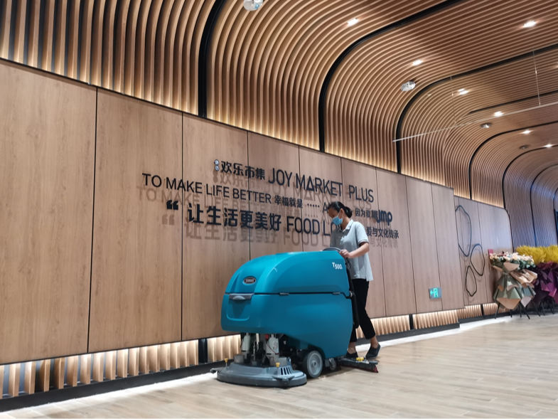 商場(chǎng)應(yīng)該如何選擇洗地機(jī)？