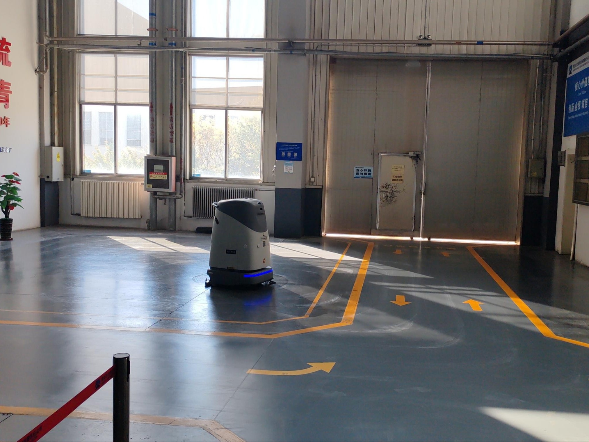 沖壓車(chē)間油污難題不用愁！坦力無(wú)人機(jī)器人守護(hù)整潔與安全